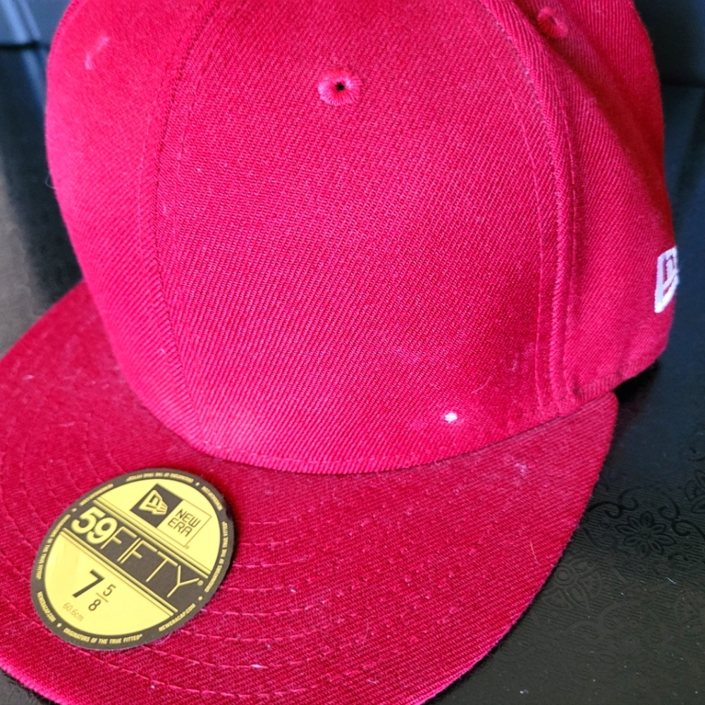 7 5/8 NewEra fitted hat.